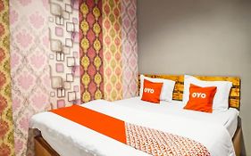 Oyo 990 Stadion Residence Syariah  2*